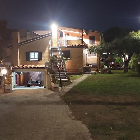 Villa Giuliana Stanze Con Bagno Interno In Villa A 350 Mt Spiaggia Libera Lido Delle Sirene Anzio Luaran gambar