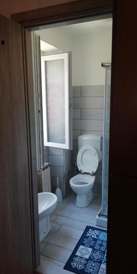 Villa Giuliana Stanze Con Bagno Interno In Villa A 350 Mt Spiaggia Libera Lido Delle Sirene Anzio Luaran gambar