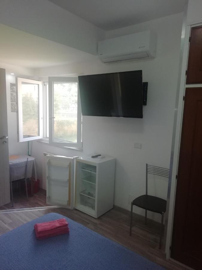 Villa Giuliana Stanze Con Bagno Interno In Villa A 350 Mt Spiaggia Libera Lido Delle Sirene Anzio Luaran gambar