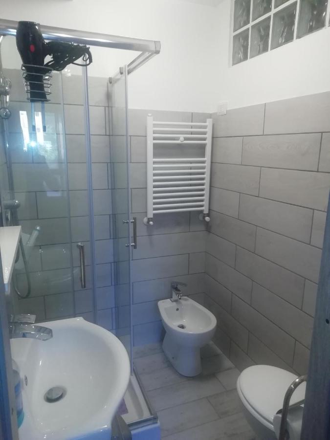 Villa Giuliana Stanze Con Bagno Interno In Villa A 350 Mt Spiaggia Libera Lido Delle Sirene Anzio Luaran gambar