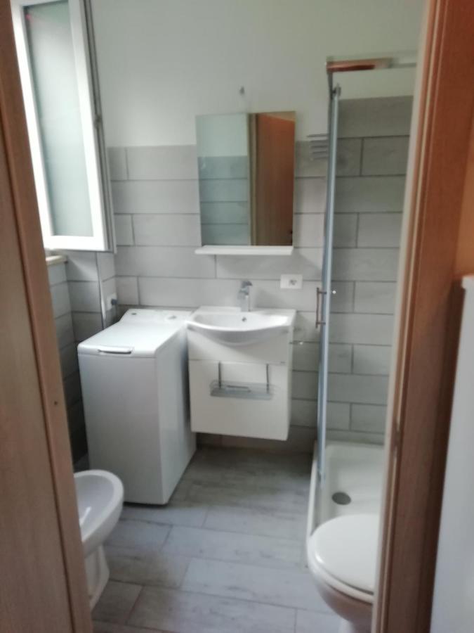 Villa Giuliana Stanze Con Bagno Interno In Villa A 350 Mt Spiaggia Libera Lido Delle Sirene Anzio Luaran gambar