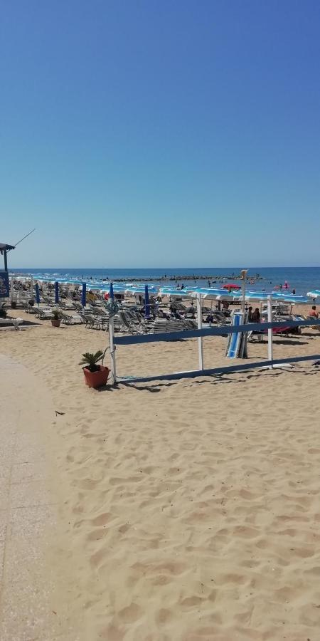 Villa Giuliana Stanze Con Bagno Interno In Villa A 350 Mt Spiaggia Libera Lido Delle Sirene Anzio Luaran gambar