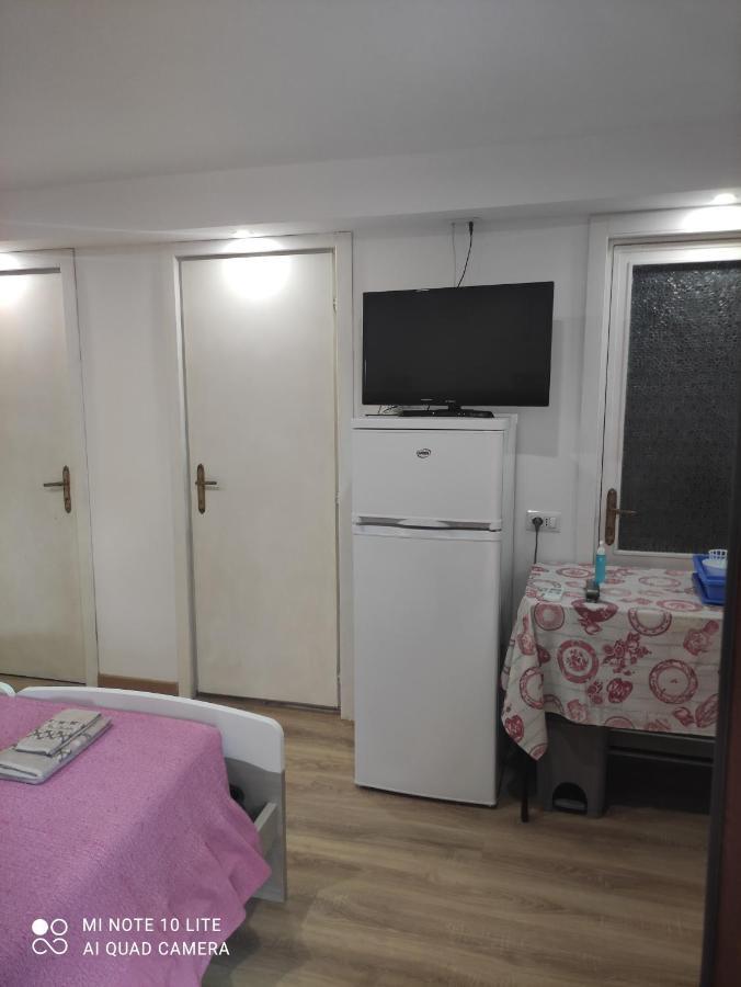 Villa Giuliana Stanze Con Bagno Interno In Villa A 350 Mt Spiaggia Libera Lido Delle Sirene Anzio Luaran gambar