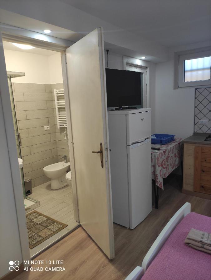 Villa Giuliana Stanze Con Bagno Interno In Villa A 350 Mt Spiaggia Libera Lido Delle Sirene Anzio Luaran gambar
