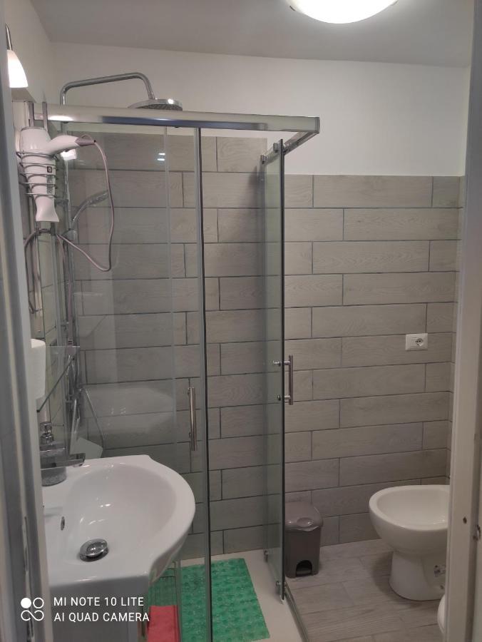 Villa Giuliana Stanze Con Bagno Interno In Villa A 350 Mt Spiaggia Libera Lido Delle Sirene Anzio Luaran gambar