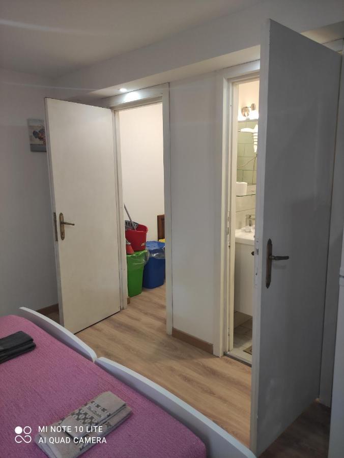 Villa Giuliana Stanze Con Bagno Interno In Villa A 350 Mt Spiaggia Libera Lido Delle Sirene Anzio Luaran gambar