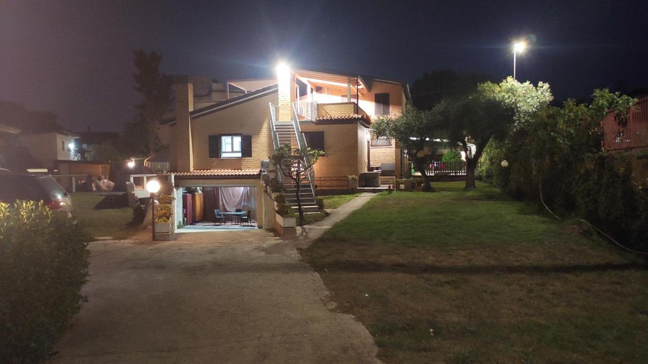 Villa Giuliana Stanze Con Bagno Interno In Villa A 350 Mt Spiaggia Libera Lido Delle Sirene Anzio Luaran gambar