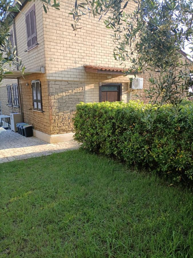 Villa Giuliana Stanze Con Bagno Interno In Villa A 350 Mt Spiaggia Libera Lido Delle Sirene Anzio Luaran gambar